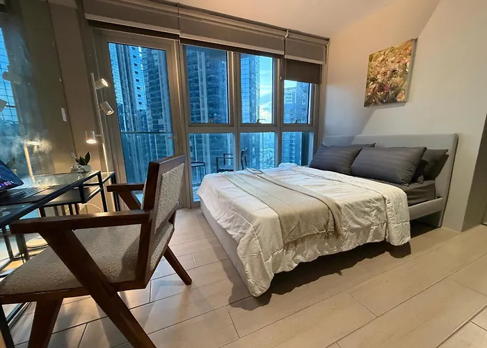 Aparthotel High View In Bgc With Swimming Pool